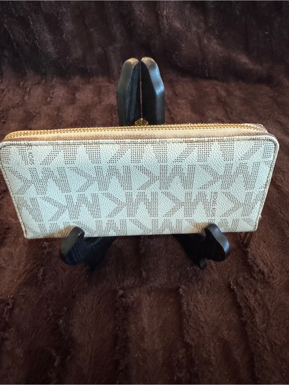 Michael Kors Beige and Gold MK Logo Zip Wallet - Picture 2 of 11